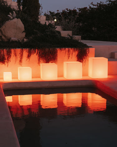 cuby#Alimentación_Solar + Batería Recargable (Uso exterior e interior)#luz_Colores RGB + Blanco frío cálido y neutro