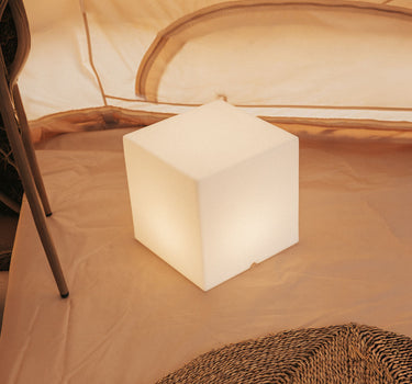 cuby#tamaño_40 x 40 x 40cm#Alimentación_Solar + Batería Recargable (Uso exterior e interior)#luz_Colores RGB + Blanco frío cálido y neutro