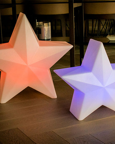 nova#Tamaño_46 x 23 x 43 cm#Alimentación_Solar + Batería Recargable (Uso exterior e interior)#Luz_Colores RGB + Blanco