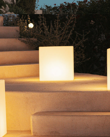 cuby#tamaño_40 x 40 x 40cm#Alimentación_Cable (Uso exterior e interior)#luz_Blanco cálido