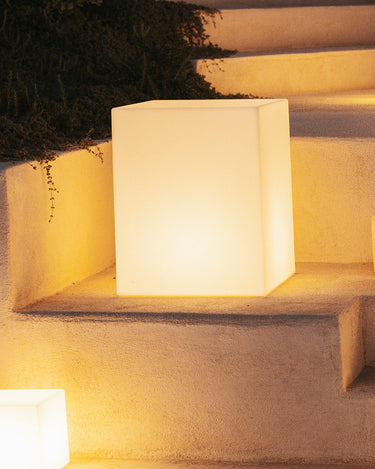 cuby#tamaño_43 x 43 x 43cm#Alimentación_Cable (Uso exterior e interior)#luz_Blanco cálido