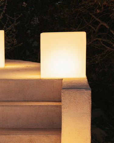 cuby#tamaño_43 x 43 x 43cm#Alimentación_Cable (Uso exterior e interior)#luz_Blanco cálido