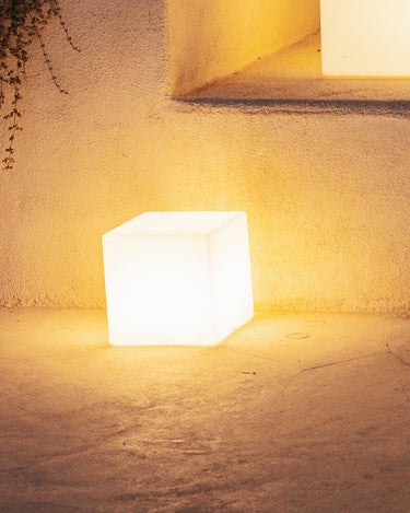 cuby#tamaño_20 x 20 x 20cm#Alimentación_Cable (Uso exterior e interior)#Luz_Blanco cálido
