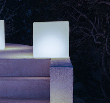 cuby#tamaño_43 x 43 x 43cm#Alimentación_Cable (Uso exterior e interior)#luz_Blanco frío